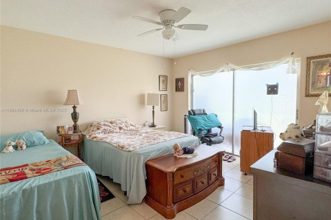 Condo in Hollywood, Florida, 1 bedroom  № 2054328 - photo 13