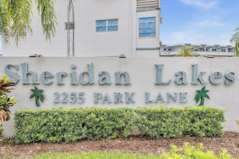 Condo in Hollywood, Florida, 1 bedroom  № 2054328 - photo 3