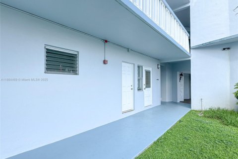 Condo in Hollywood, Florida, 1 bedroom  № 2054328 - photo 20