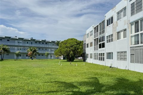 Condo in Hollywood, Florida, 1 bedroom  № 2054328 - photo 19