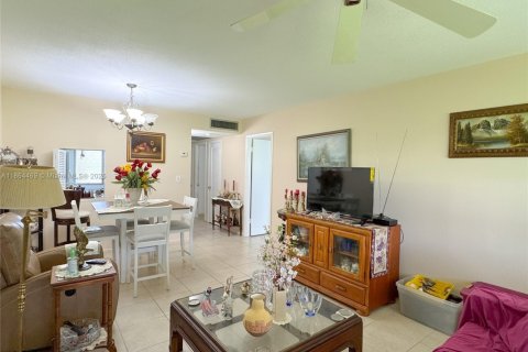 Condo in Hollywood, Florida, 1 bedroom  № 2054328 - photo 9