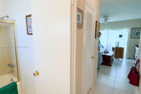 Condo in Hollywood, Florida, 1 bedroom  № 2054328 - photo 17