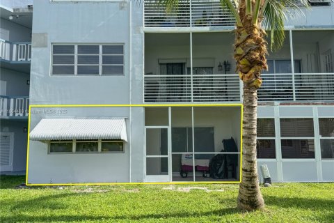 Condo in Hollywood, Florida, 1 bedroom  № 2054328 - photo 23