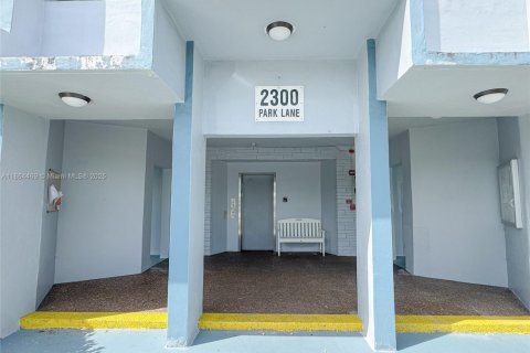 Condo in Hollywood, Florida, 1 bedroom  № 2054328 - photo 4