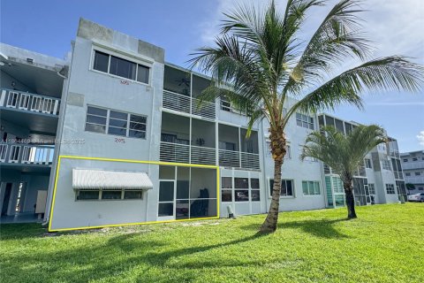 Condo in Hollywood, Florida, 1 bedroom  № 2054328 - photo 24