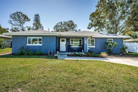 House in Clearwater, Florida 3 bedrooms, 138.05 sq.m. № 1628540 - photo 1