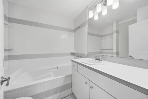 House in Tampa, Florida 3 bedrooms, 169.08 sq.m. № 2393901 - photo 11