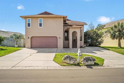 House in New Port Richey, Florida 5 bedrooms, 311.78 sq.m. № 2109345