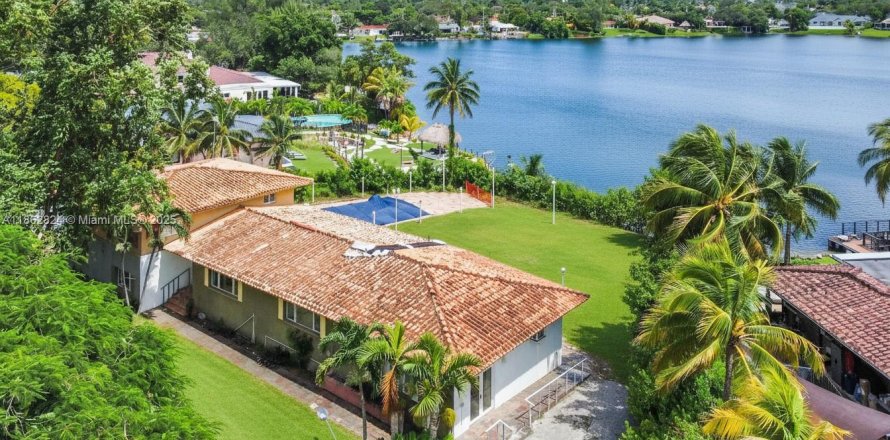 House in Miami, Florida 4 bedrooms, 370.03 sq.m. № 1895577