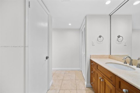 Купить кондоминиум в Авентура, Флорида 2 спальни, 116.22м2, № 1946036 - фото 21