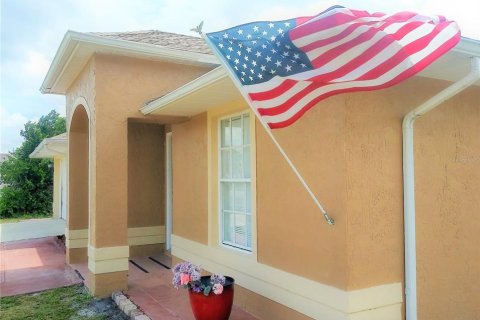 House in Deltona, Florida 3 bedrooms, 114.83 sq.m. № 1913437 - photo 2