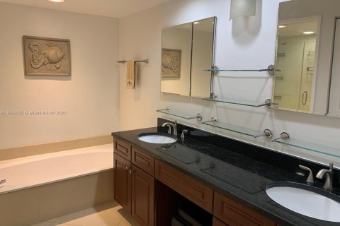 Condominio en alquiler en Aventura, Florida, 2 dormitorios, 109.72 m2 № 1950057 - foto 9
