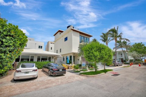 Casa en alquiler en Hollywood, Florida, 3 dormitorios, 342.44 m2 № 1962396 - foto 20