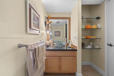 Купить кондоминиум в Халландейл-Бич, Флорида 1 спальня, 78.97м2, № 2017019 - фото 21