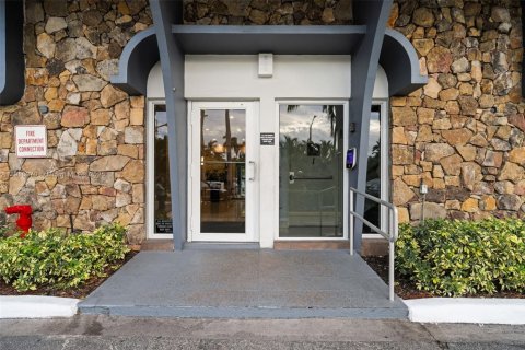 Купить кондоминиум в Халландейл-Бич, Флорида 1 спальня, 78.97м2, № 2017019 - фото 28