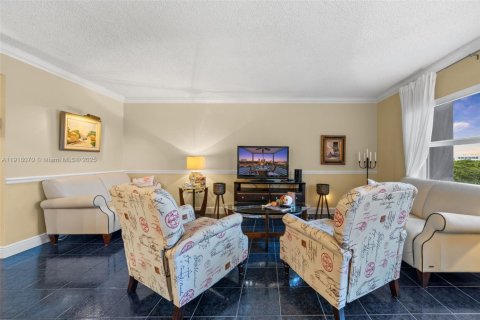 Купить кондоминиум в Халландейл-Бич, Флорида 1 спальня, 78.97м2, № 2017019 - фото 10