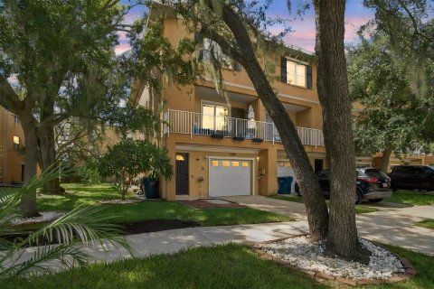 Adosado en venta en Tampa, Florida, 3 dormitorios, 188.5 m2 № 2385577 - foto 1