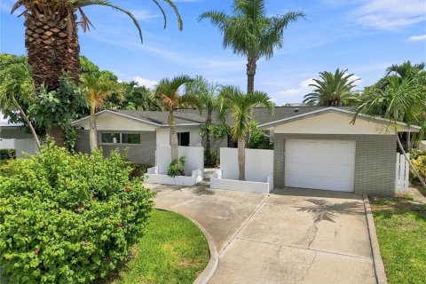 House in Tierra Verde, Florida 2 bedrooms, 132.85 sq.m. № 2285678