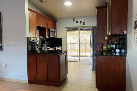 Copropriété à vendre à Hialeah, Floride: 2 chambres, 100.33 m2 № 1963418 - photo 6