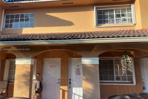 Copropriété à vendre à Hialeah, Floride: 2 chambres, 100.33 m2 № 1963418 - photo 2