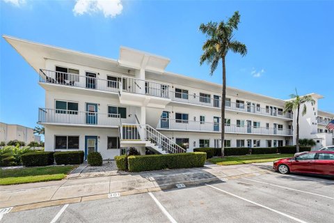Condo in Seminole, Florida, 2 bedrooms  № 1876396 - photo 16