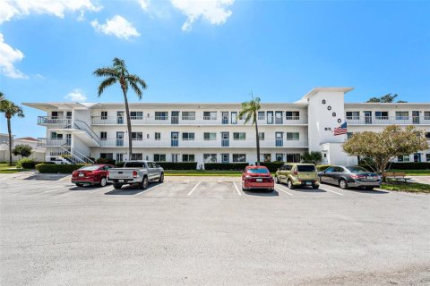 Condo in Seminole, Florida, 2 bedrooms  № 1876396 - photo 1