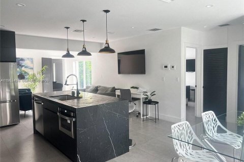 House in Miami, Florida 4 bedrooms, 123.75 sq.m. № 2007429