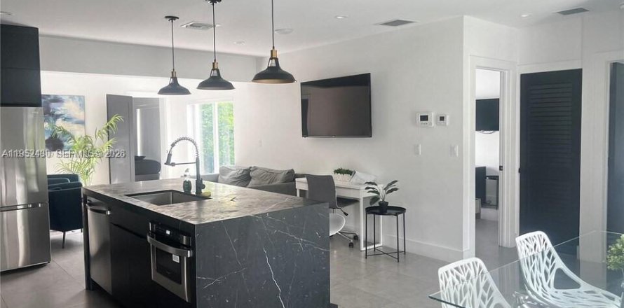House in Miami, Florida 4 bedrooms, 123.75 sq.m. № 2007429