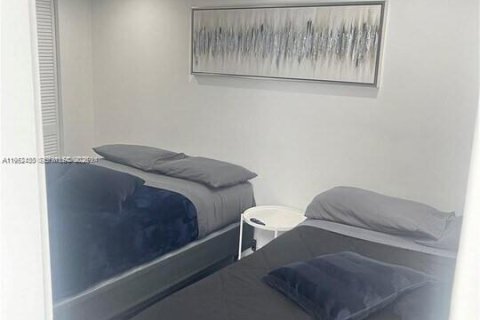 House in Miami, Florida 4 bedrooms, 123.75 sq.m. № 2007429 - photo 12