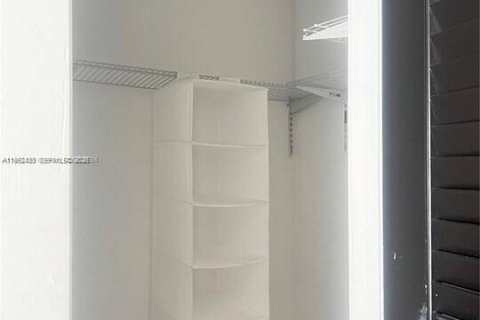 House in Miami, Florida 4 bedrooms, 123.75 sq.m. № 2007429 - photo 20