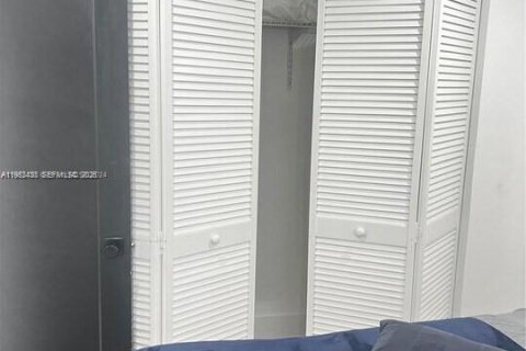 House in Miami, Florida 4 bedrooms, 123.75 sq.m. № 2007429 - photo 13