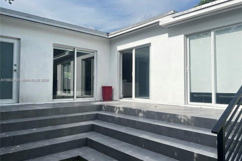 House in Miami, Florida 4 bedrooms, 123.75 sq.m. № 2007429 - photo 28