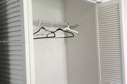 House in Miami, Florida 4 bedrooms, 123.75 sq.m. № 2007429 - photo 24