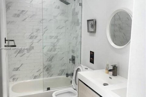 House in Miami, Florida 4 bedrooms, 123.75 sq.m. № 2007429 - photo 26