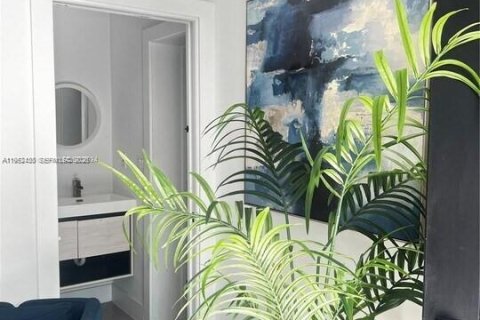 House in Miami, Florida 4 bedrooms, 123.75 sq.m. № 2007429 - photo 23