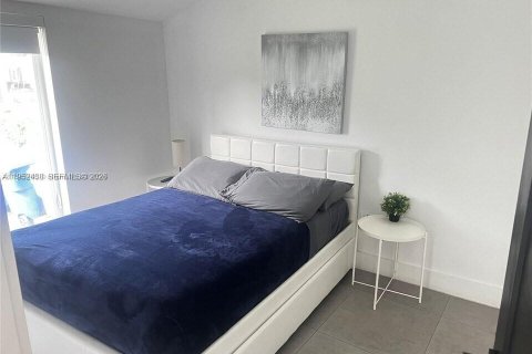 House in Miami, Florida 4 bedrooms, 123.75 sq.m. № 2007429 - photo 15