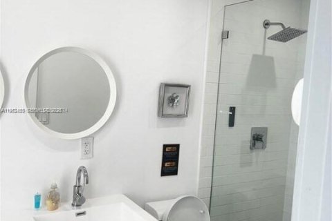 House in Miami, Florida 4 bedrooms, 123.75 sq.m. № 2007429 - photo 19