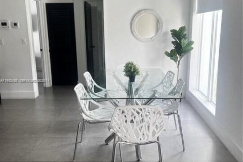 House in Miami, Florida 4 bedrooms, 123.75 sq.m. № 2007429 - photo 6