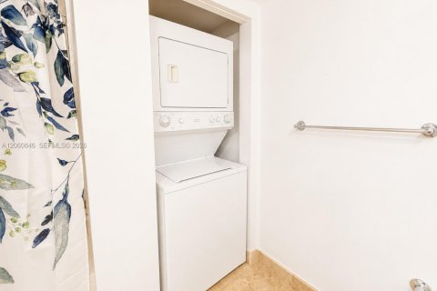 Condo in Miami, Florida, 1 bedroom № 2261133 - photo 13