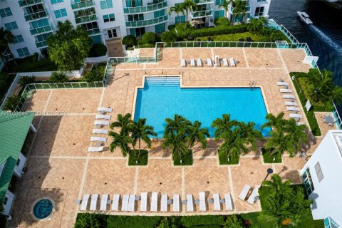 Condo in Miami, Florida, 1 bedroom № 2261133 - photo 17