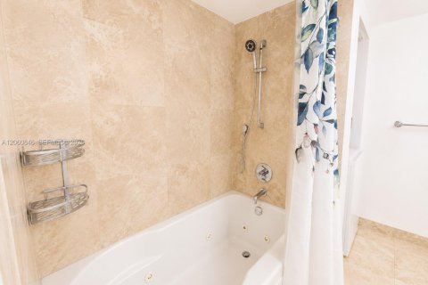 Condo in Miami, Florida, 1 bedroom № 2261133 - photo 12