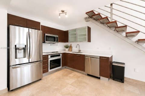 Condo in Miami, Florida, 1 bedroom № 2261133 - photo 5