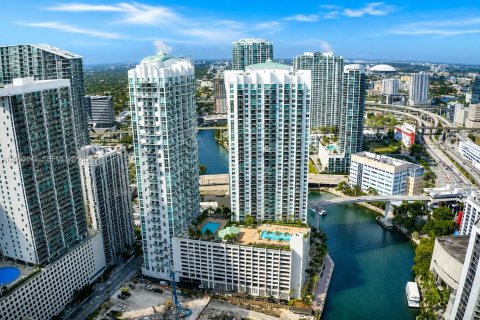 Condo in Miami, Florida, 1 bedroom № 2261133 - photo 2