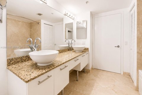 Condo in Miami, Florida, 1 bedroom № 2261133 - photo 11