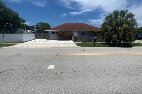 Casa en Lake Worth, Florida 5 dormitorios, 233.28 m2 № 2037837