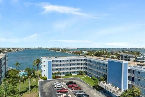Condominio en alquiler en Saint Pete Beach, Florida, 2 dormitorios, 125.42 m2 № 1847588 - foto 1
