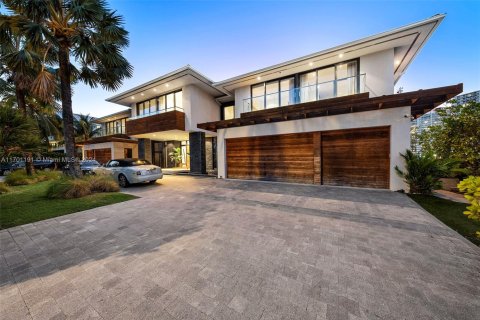 House in Golden Beach, Florida 12 bedrooms, 1003.53 sq.m. № 1864124 - photo 7