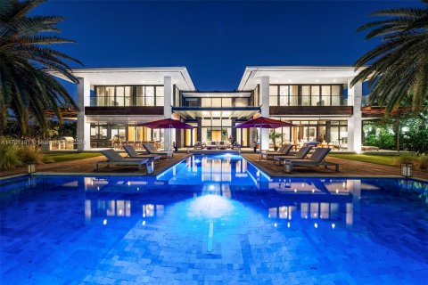 House in Golden Beach, Florida 12 bedrooms, 1003.53 sq.m. № 1864124 - photo 1