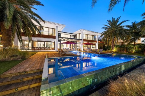 House in Golden Beach, Florida 12 bedrooms, 1003.53 sq.m. № 1864124 - photo 3