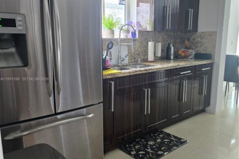 House in Hialeah, Florida 2 bedrooms, 92.53 sq.m. № 2062721 - photo 8